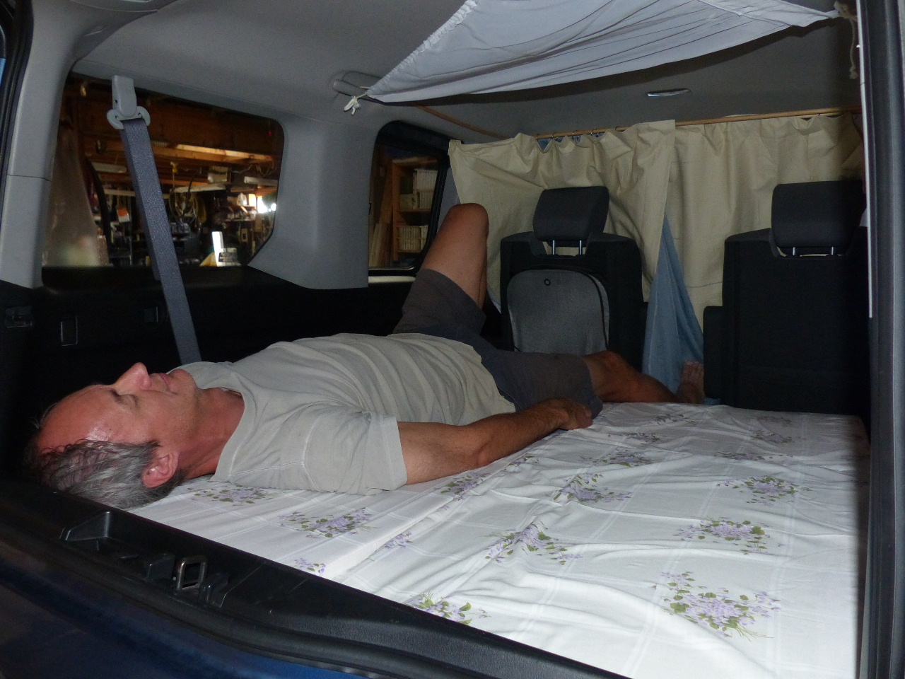 手作りキャンピングカー 車中泊用簡易ベッド完成 Kiki East2az